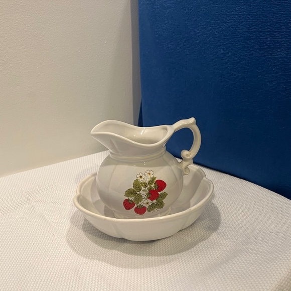 Small strawberry pitcher and bowl - Picture 1 of 2